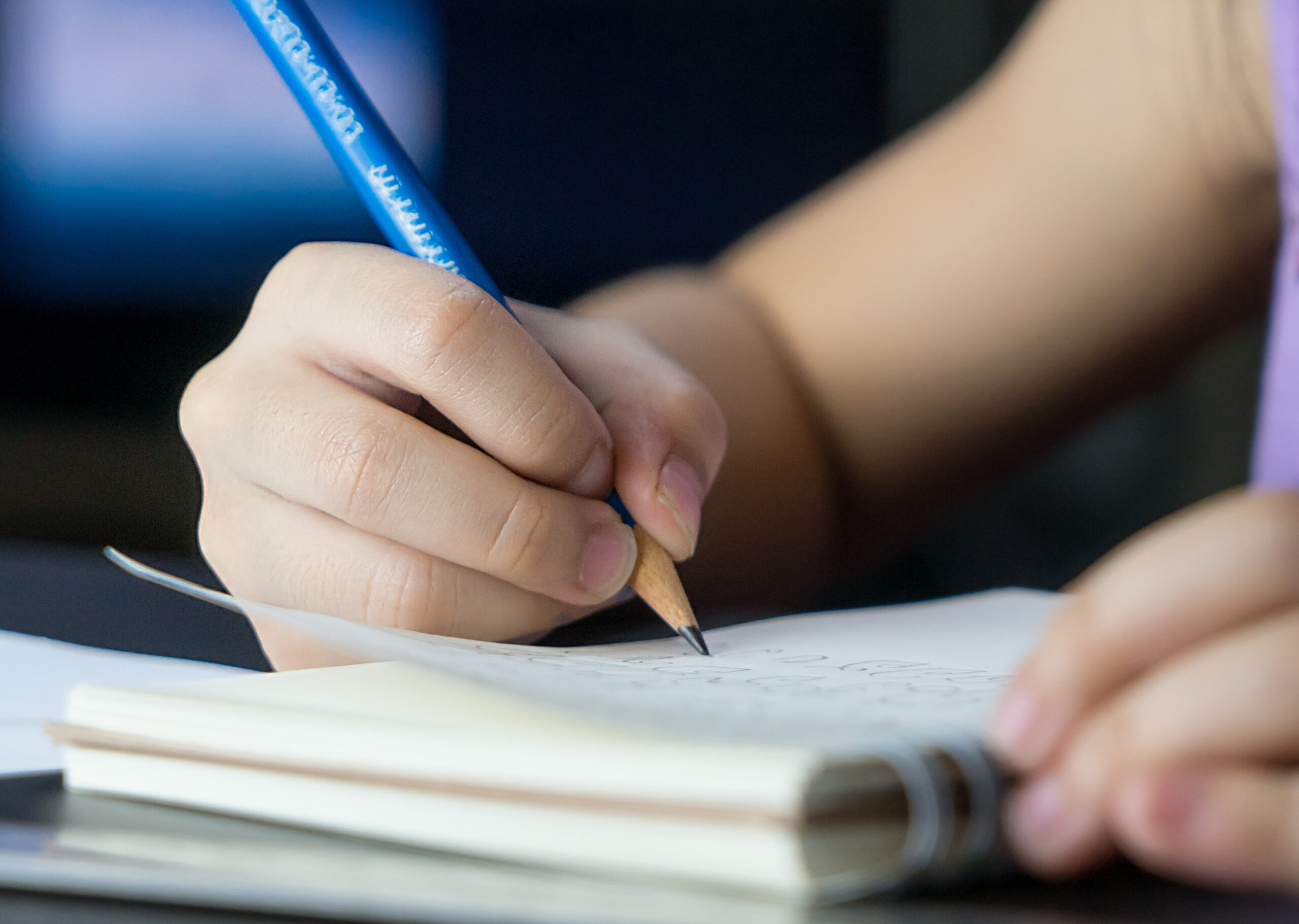 Пишущий user. Пишущая рука. Рука пишет. Детская рука с ручкой. Ребенок пишет ручкой.